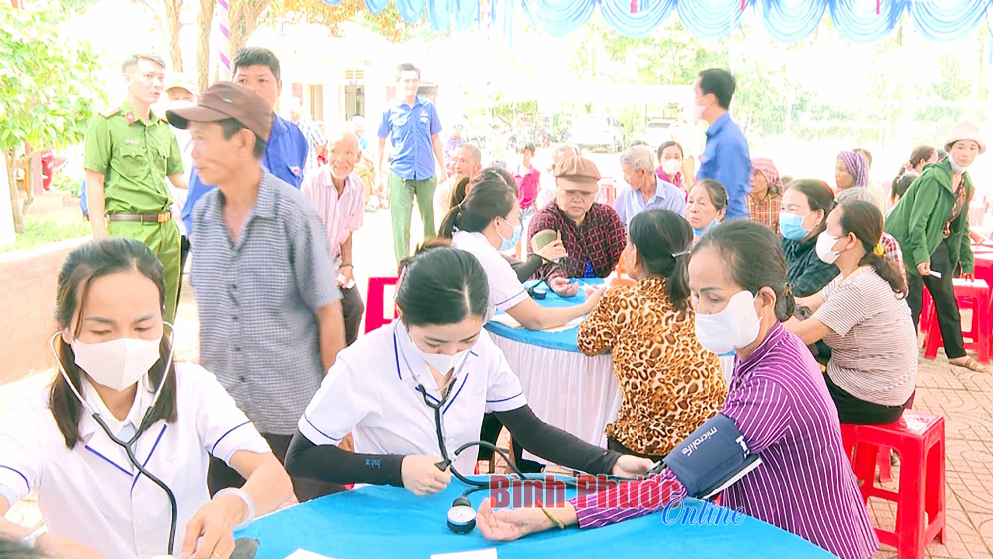 Bù Đốp: 500 người dân, công nhân được tặng quà, khám bệnh, phát thuốc miễn phí