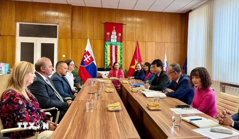 Các hoạt động đặc biệt tưởng nhớ Chủ tịch Hồ Chí Minh tại Slovakia và Chile