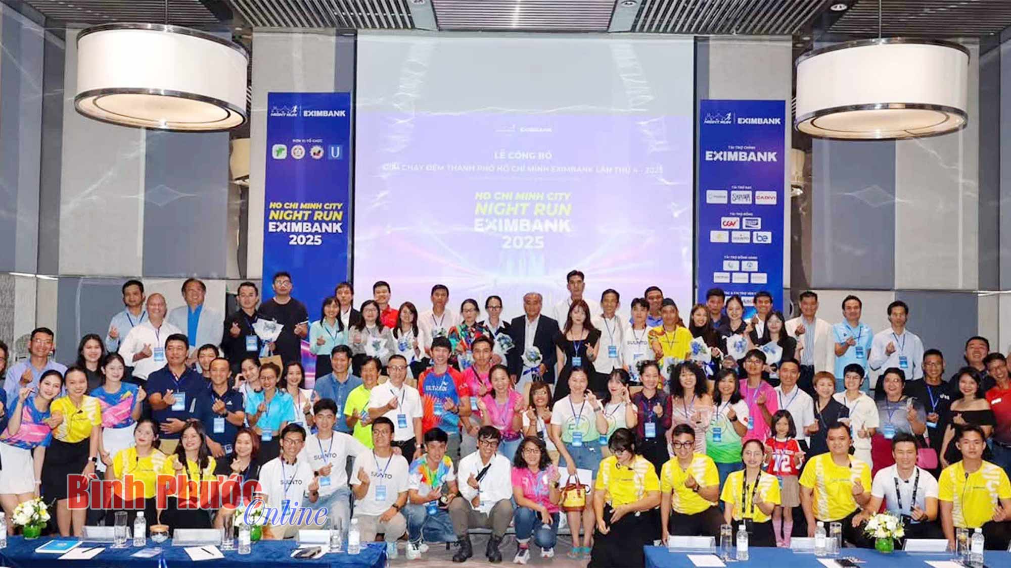 Đêm Thành phố Hồ Chí Minh rộn ràng bước chân