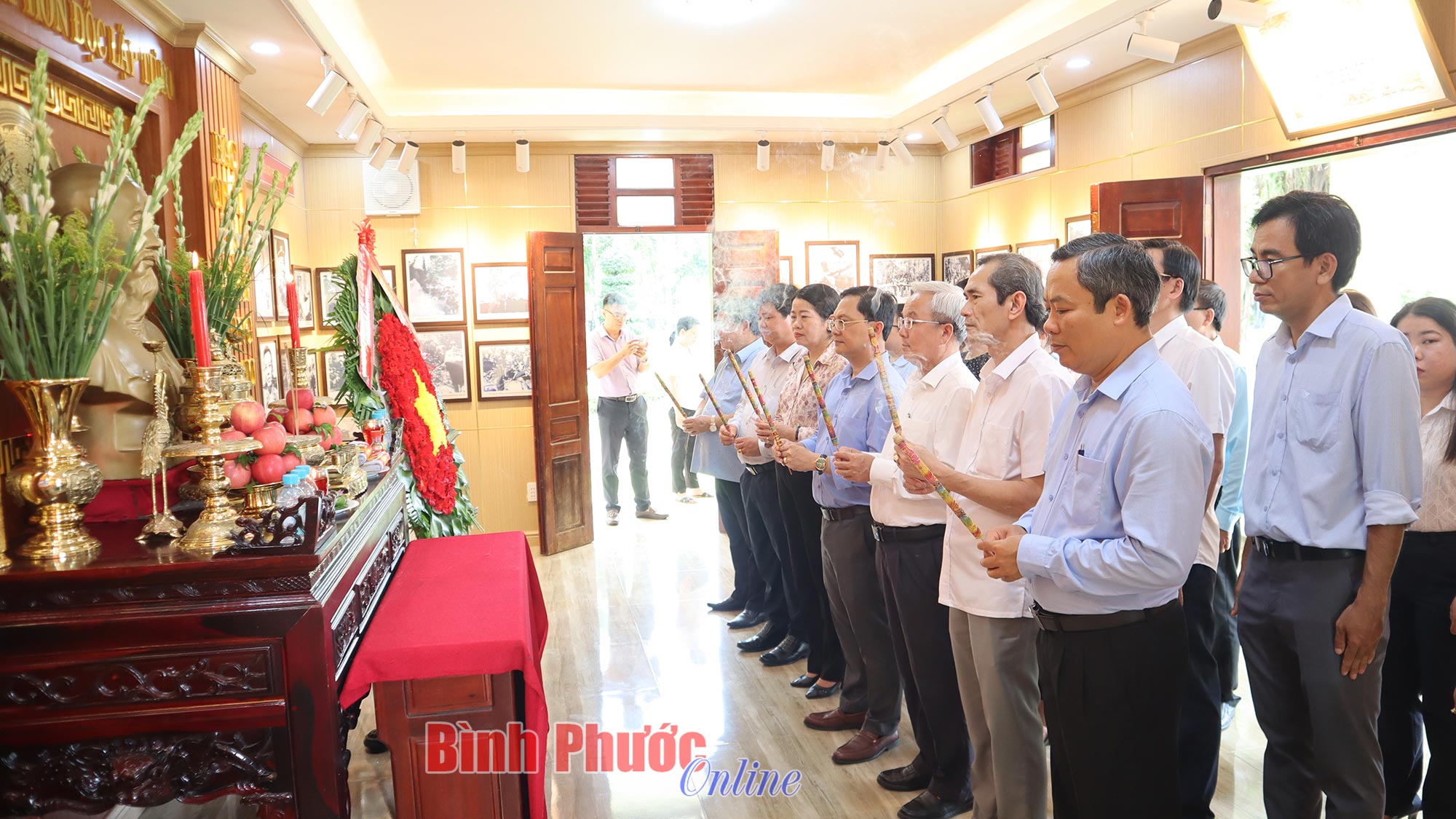 Đoàn công tác Ủy ban MTTQ tỉnh Đồng Nai dâng hương tại Địa điểm chiến thắng Đồng Xoài