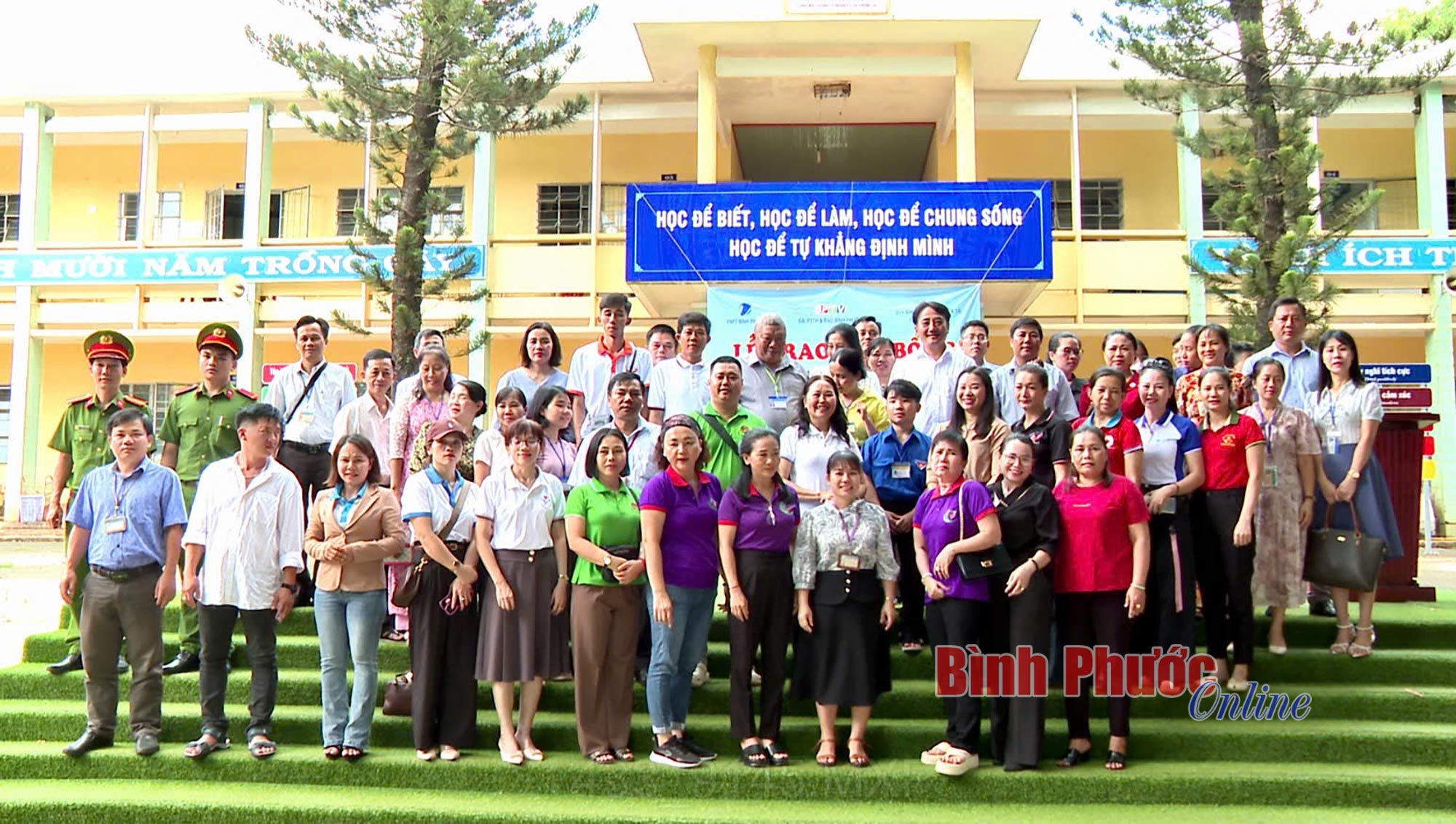 Học sinh mồ côi đón nhận học bổng 196 triệu đồng