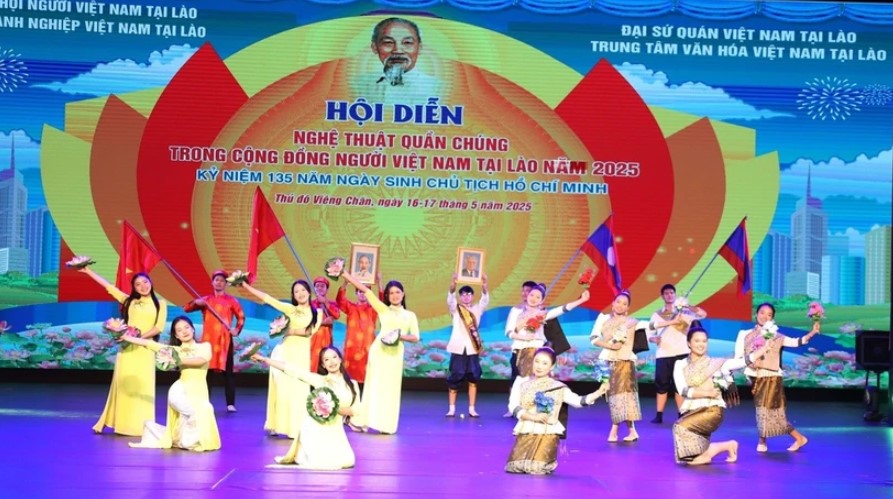 Hội diễn nghệ thuật tại Lào kỷ niệm 135 năm Ngày sinh Chủ tịch Hồ Chí Minh