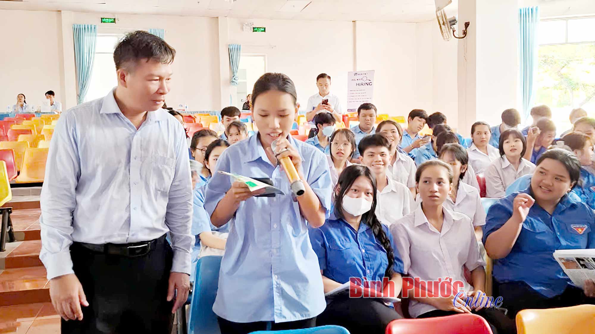 Hơn 500 học sinh, sinh viên tham dự phiên giao dịch việc làm và tư vấn hướng nghiệp