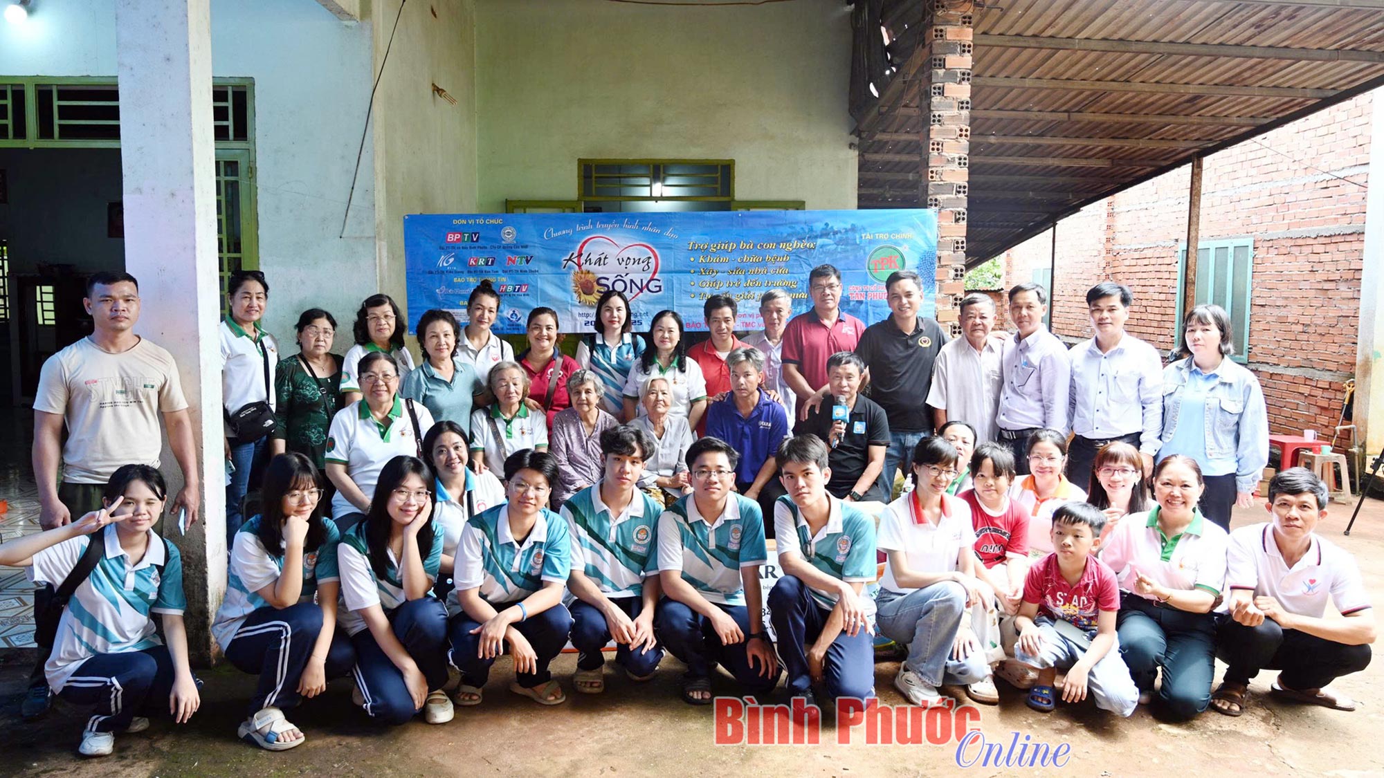 “Khát vọng sống” trao hơn 172 triệu đồng trợ giúp anh Nguyễn Xuân Tiên