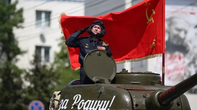 Người dân Nga "choáng ngợp" với màn duyệt binh hùng tráng trên Quảng trường Đỏ trong Ngày Chiến thắng