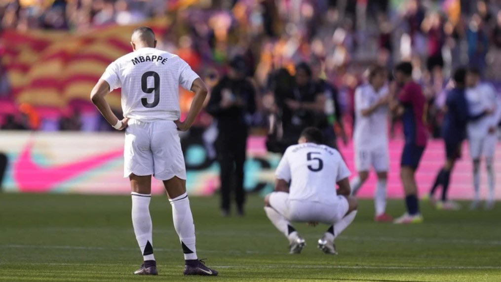 Real Madrid cay đắng nhìn Barcelona chạm tay vào cúp vô địch La Liga