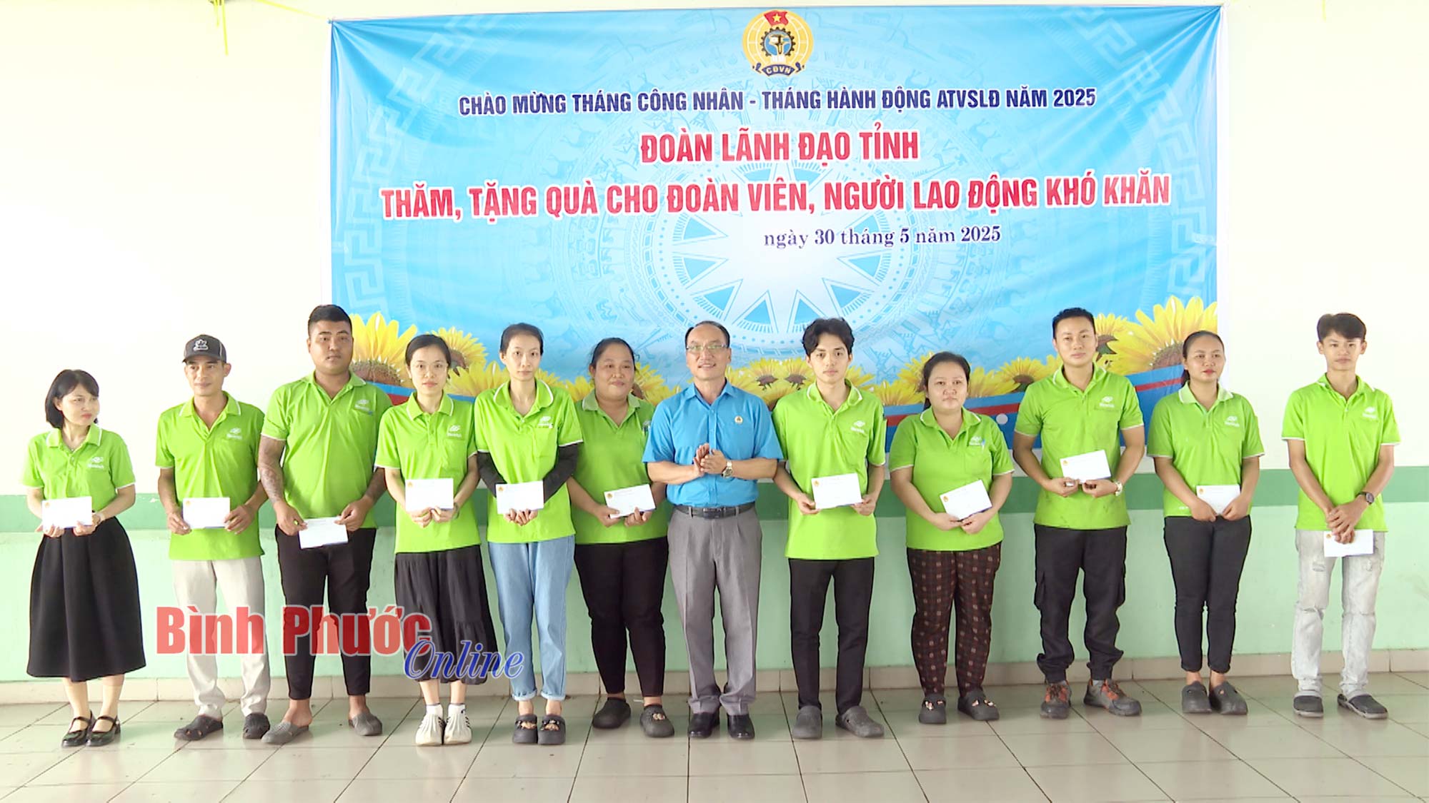 Tặng quà cho công nhân, lao động có hoàn cảnh khó khăn