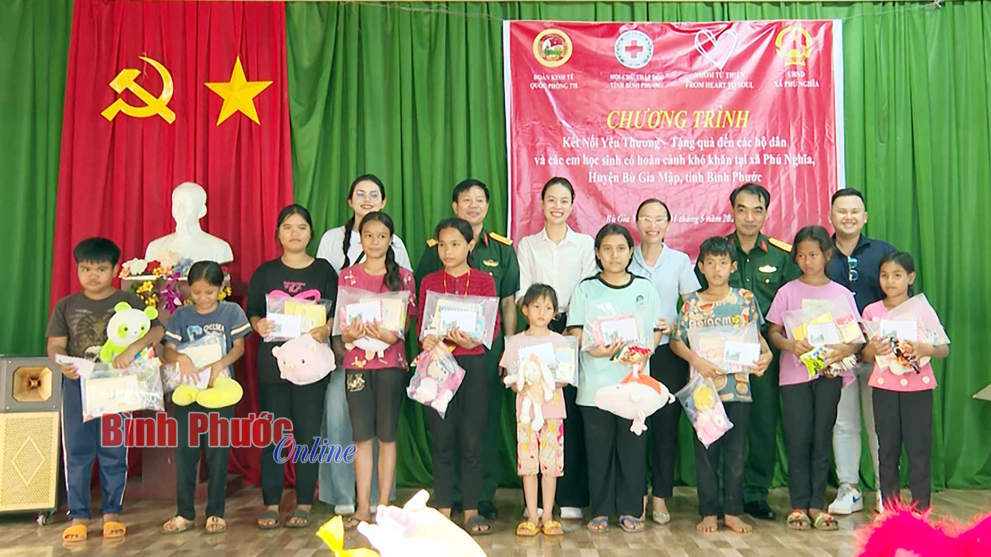 Trao 160 phần quà cho hộ nghèo và học sinh khó khăn dân tộc thiểu số xã Phú Nghĩa