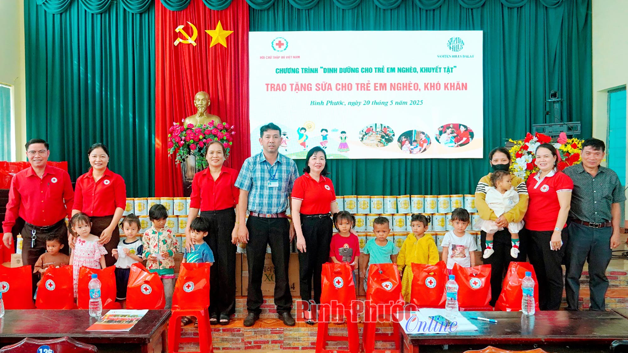 Trao hơn 400 triệu đồng sữa dinh dưỡng cho trẻ em khó khăn 