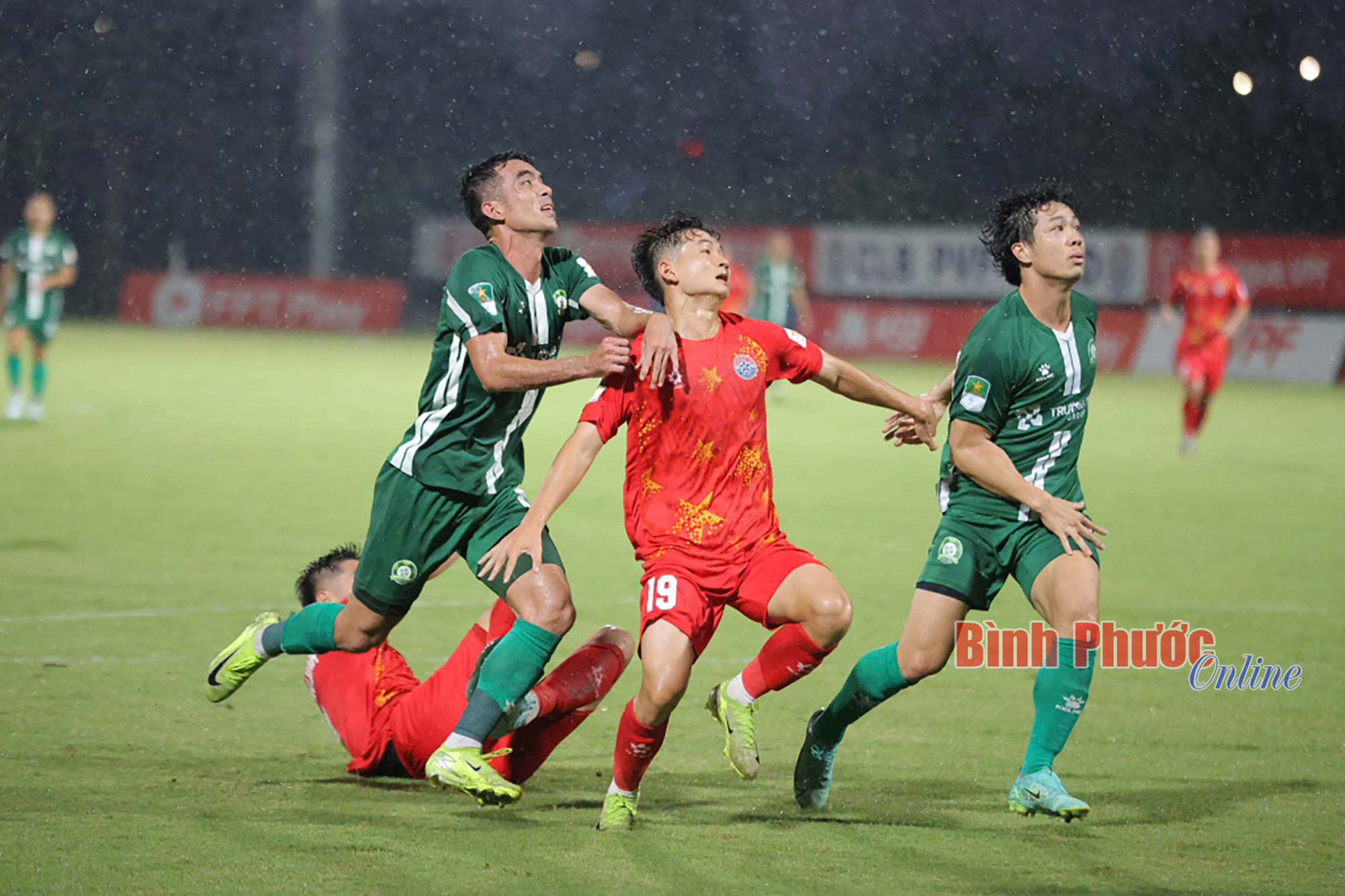 Trường Tươi Bình Phước nỗ lực cầm hòa PVF-CAND trong tình thế thiếu người
