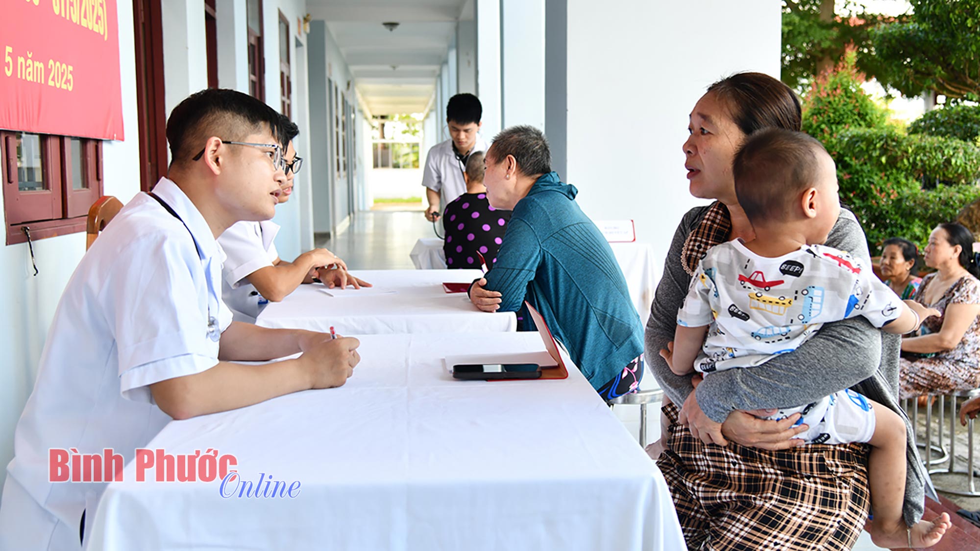 Vùng 5 Hải quân khám, cấp thuốc miễn phí cho hơn 300 người dân Phú Quốc