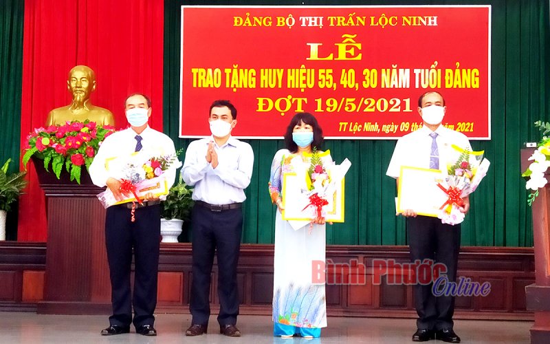 4 đảng viên được trao tặng huy hiệu 55, 40, 40 năm tuổi Đảng
