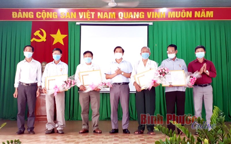 4 đảng viên ở xã Bình Tân được trao huy hiệu cao tuổi Đảng