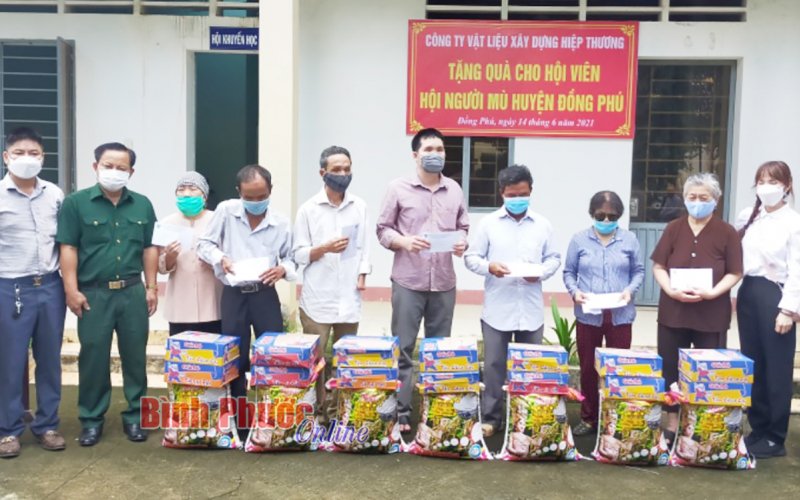 80 phần quà tặng hộ nghèo, khó khăn bị ảnh hưởng bởi dịch Covid-19 