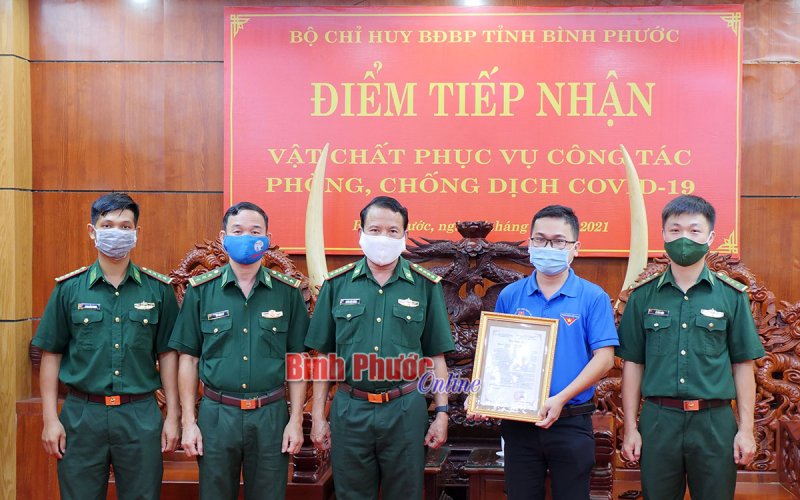 80 triệu đồng trao tặng Bộ đội biên phòng Bình Phước phòng, chống dịch