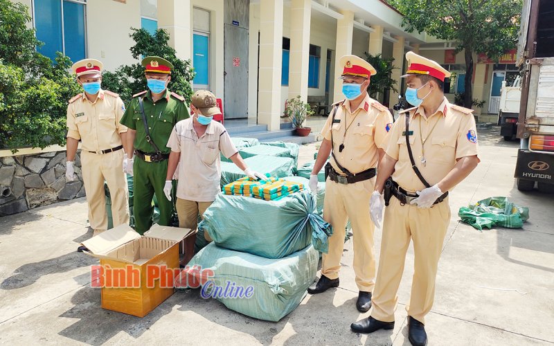 Bắt giữ xe ô tô chở khoảng 3.000 điện thoại không rõ nguồn gốc