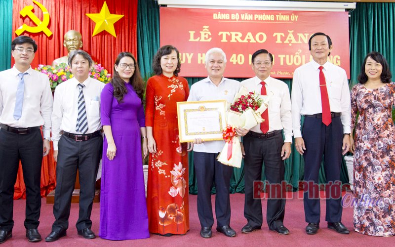 Bí thư Tỉnh ủy Nguyễn Văn Lợi nhận huy hiệu 40 năm tuổi Đảng