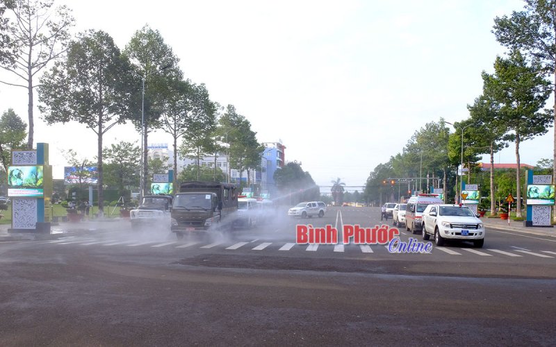 Bình Phước ra quân phun khử khuẩn phòng dịch Covid-19
