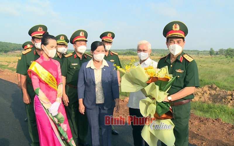 Bộ trưởng Bộ Quốc phòng Phan Văn Giang thăm và làm việc tại Bình Phước