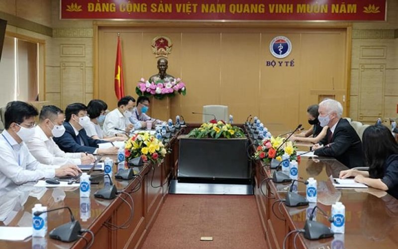 Bộ Y tế làm việc với các Đại sứ Australia, Pháp, Thụy Sỹ về vaccine