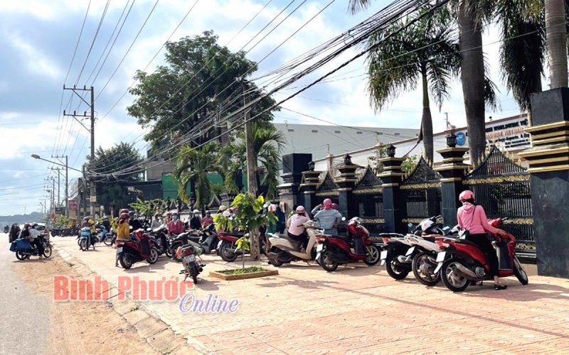 Cả trăm người tụ tập chờ nhận quà tri ân bất chấp dịch bệnh