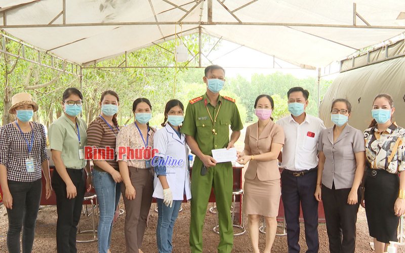 Các công đoàn cơ sở huyện Chơn Thành thăm, tặng quà chốt kiểm soát dịch bệnh Covid-19