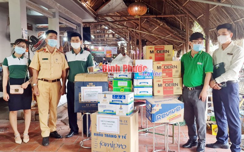 Chi đoàn Vietcombank và BPTV tiếp sức các chốt kiểm dịch