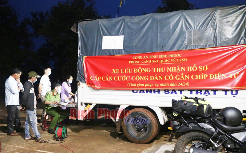 Chuyến xe đặc biệt vượt mưa gió về thôn làng làm CCCD cho bà con