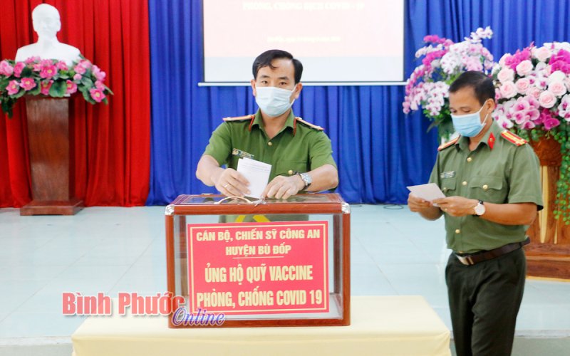 Công an Bù Đốp ủng hộ Quỹ vắc - xin phòng chống dịch Covid-19
