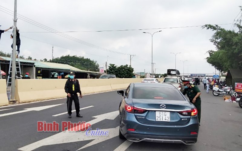 Công chức, viên chức Chơn Thành tăng cường tại chốt kiểm dịch 