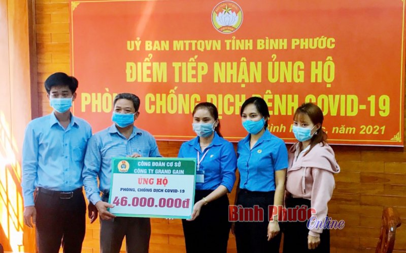 Công đoàn công ty TNHH Grand Gain trao tặng 46 triệu đồng ủng hộ Quỹ phòng chống dịch Covid-19 