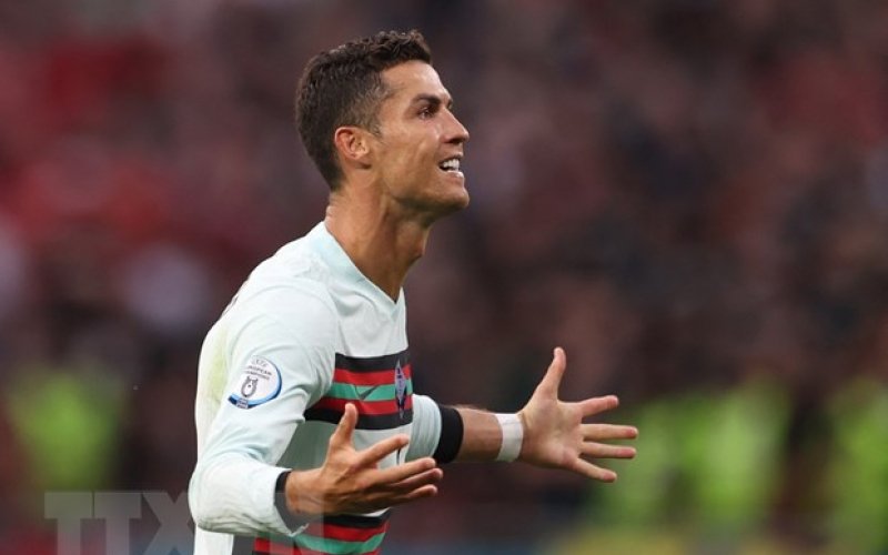 Cú đúp vào lưới Hungary đưa Ronaldo thành chân sút vĩ đại nhất EURO
