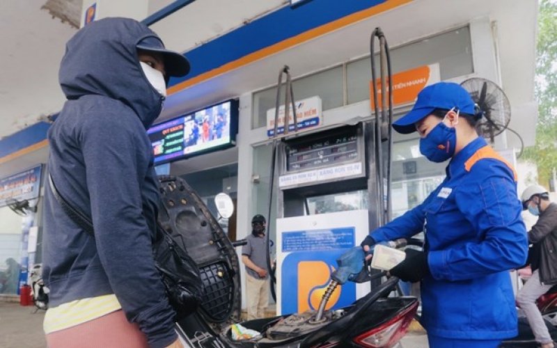 Đồng loạt tăng, giá xăng RON95-III vượt ngưỡng 20.000 đồng mỗi lít
