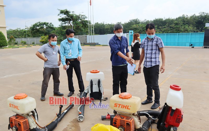 Đồng Xoài: Phun khử khuẩn phòng, chống dịch Covid-19 tại cơ sở sản xuất, kinh doanh