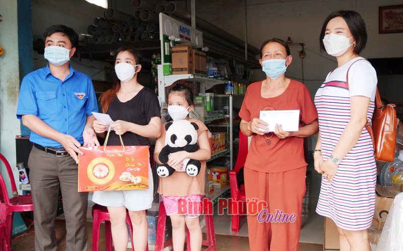 Gần 200 triệu đồng hỗ trợ công an viên bị thương nặng khi truy bắt cướp