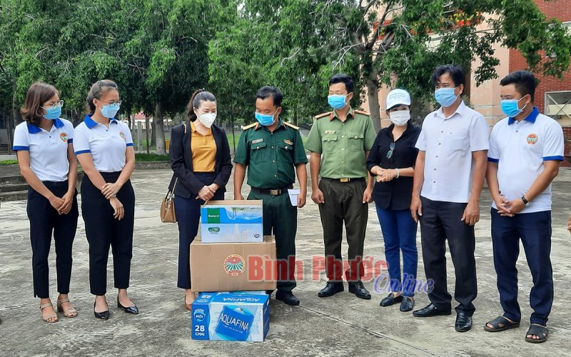 Hội Nông dân tỉnh thăm, động viên cán bộ, chiến sĩ, nhân viên y tế đang phòng, chống dịch