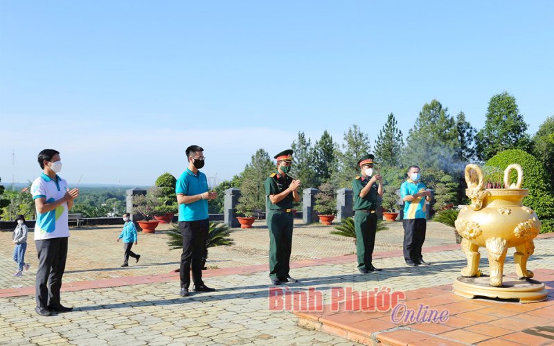 Hơn 10 ngàn bó hoa sen thay mới trên các phần mộ liệt sĩ 