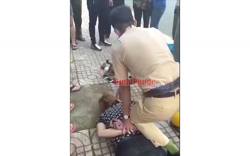 Khống chế đối tượng vi phạm giao thông bỏ chạy, lòi ra ma tuý