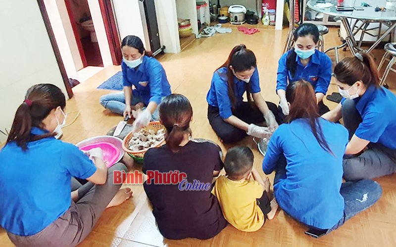 Làm chà bông, dưa món tặng lực lượng phòng chống dịch