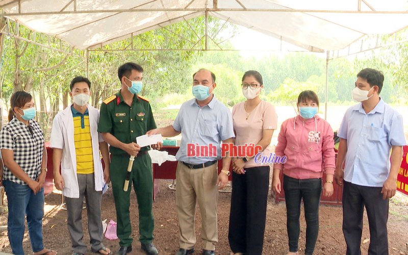 Lãnh đạo huyện Chơn Thành thăm động viên các chốt kiểm soát phòng, chống dịch Covid-19