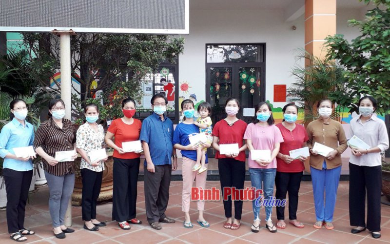 LĐLĐ thị xã Bình Long tặng quà người lao động ảnh hưởng bởi dịch Covid-19