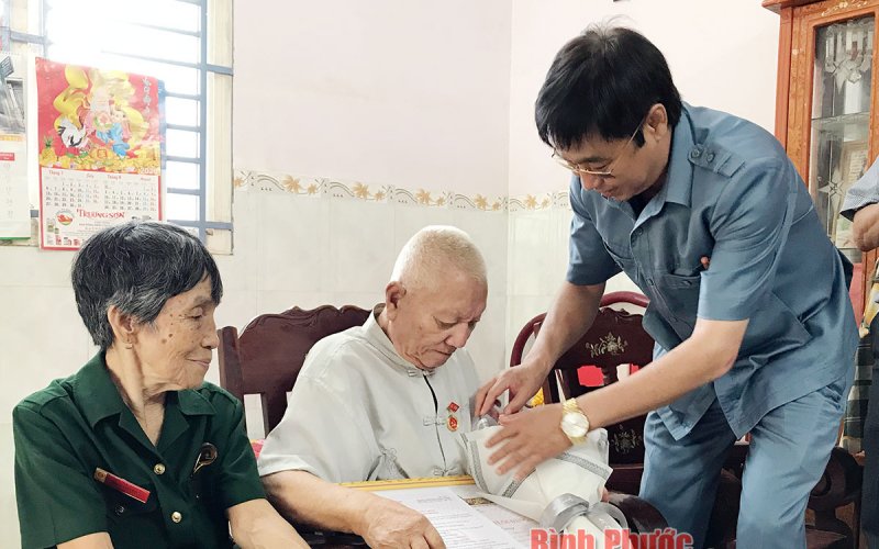 Lộc Ninh trao tặng huy hiệu 65, 55 năm tuổi Đảng