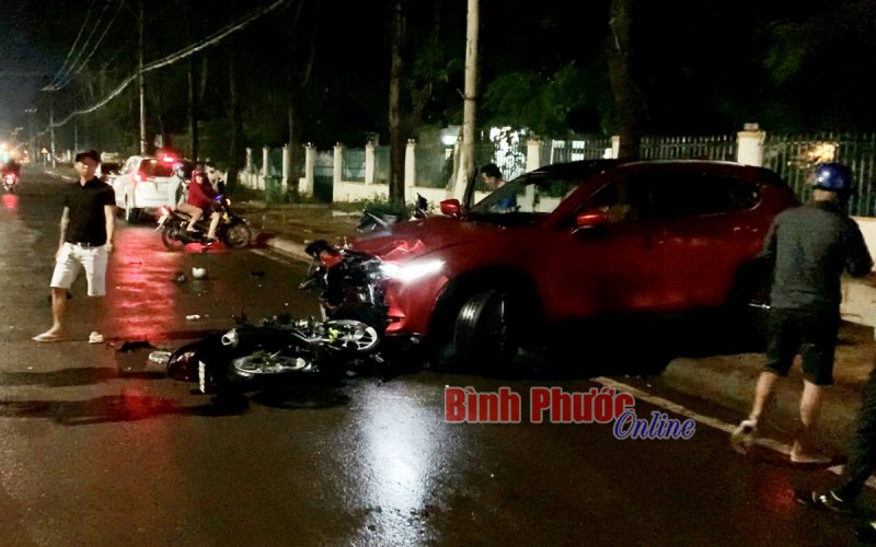 Mô tô tông ô tô - một thanh niên bị thương