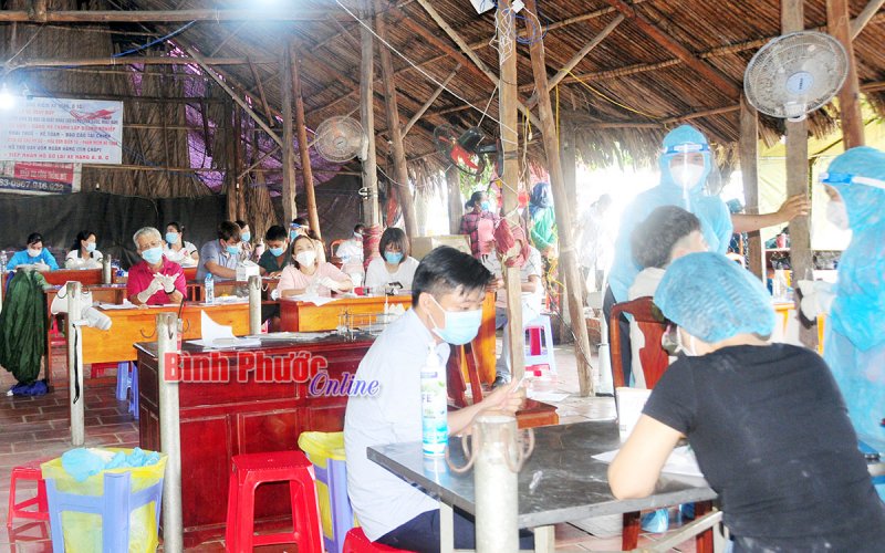 Người dân nhường quán cà phê làm nơi khai báo y tế