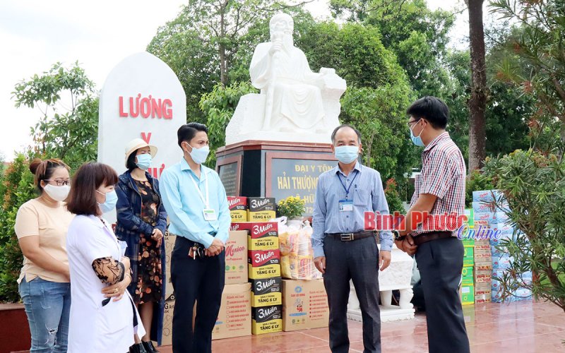 Người dân trao tặng vật phẩm cho lực lượng phòng, chống dịch thành phố Đồng Xoài