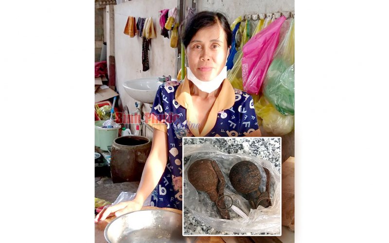 Người phụ nữ giao nộp 2 trái lựu đạn