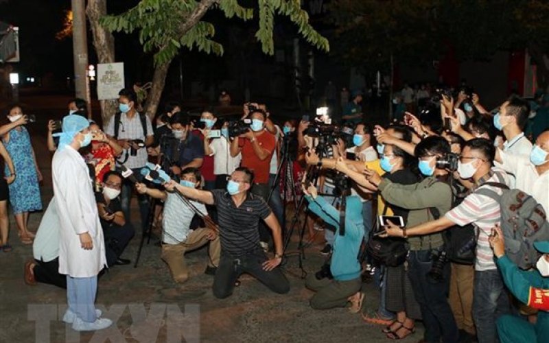 Nhà báo góp phần tỏa rộng ánh sáng, đẩy lùi và xóa dần bóng tối