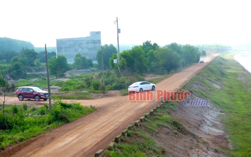 Nhiều phương tiện “né” chốt kiểm soát Covid-19 Quốc lộ 13 để vào Bình Phước