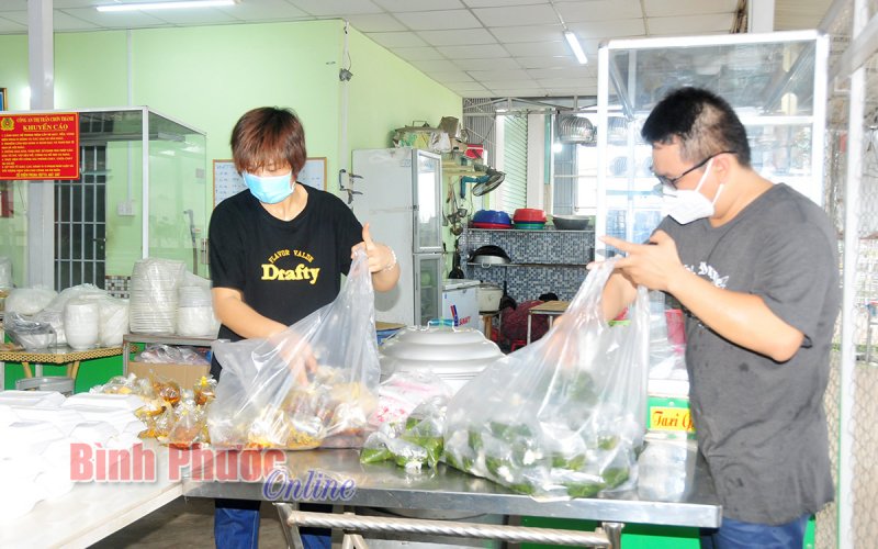 Những suất cơm nghĩa tình