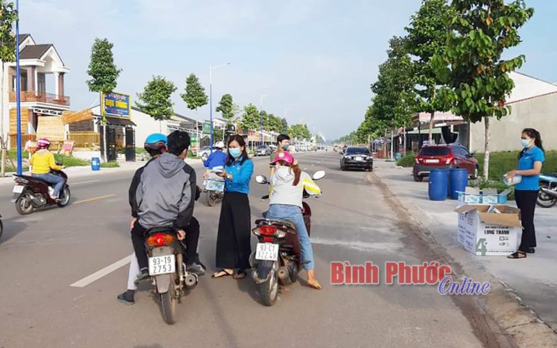 Phát khẩu trang miễn phí cho công nhân, người lao động tại huyện Chơn Thành